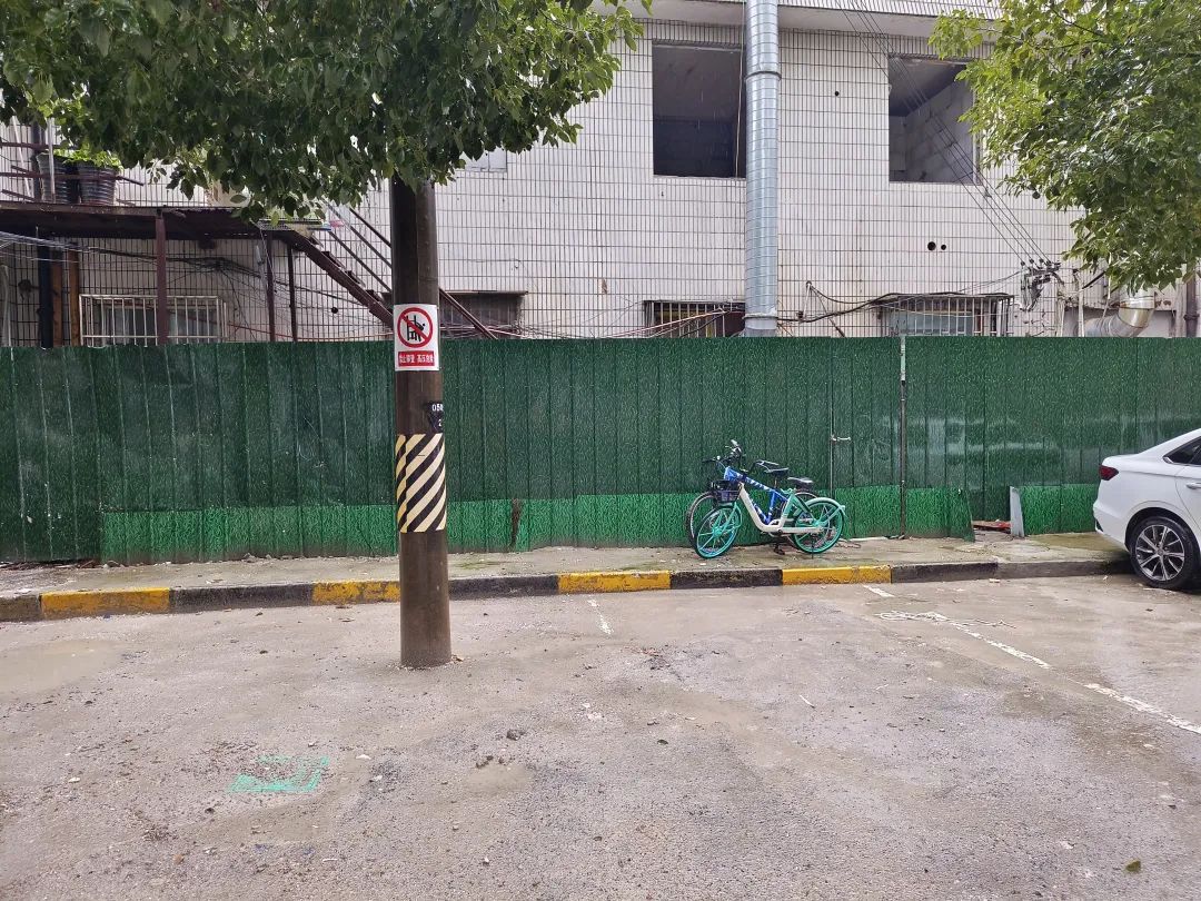 小区车位成垃圾场？装修旺季建筑垃圾可别乱丢(图2)