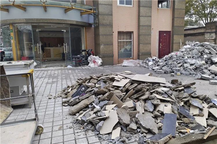 小区车位成垃圾场？装修旺季建筑垃圾可别乱丢(图3)