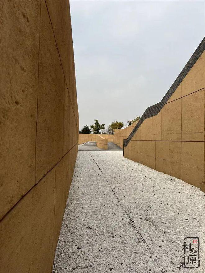 “泥土”的诗篇:探寻新型夯土墙建筑装饰的艺术之美(图1)