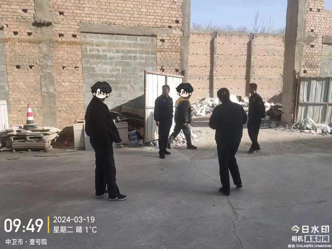 中卫一企业装修时偷倒建筑垃圾被执法人员查处并处罚(图1)