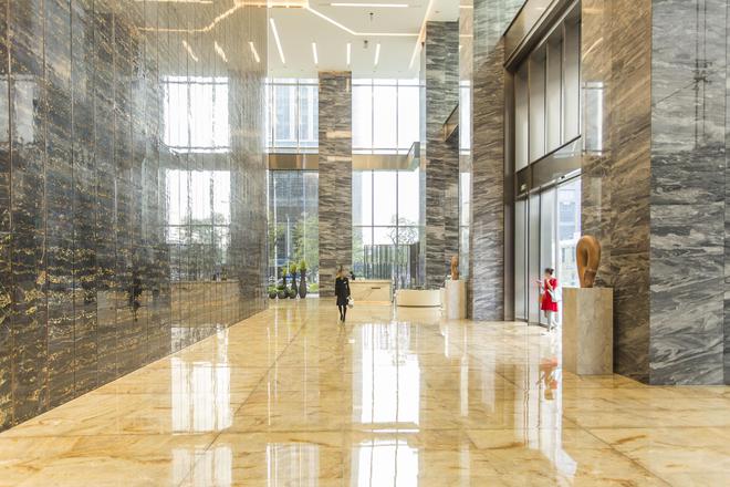 深圳皇庭中心租1-20人独立办公室精装修带家具交通便利可注册(图2)