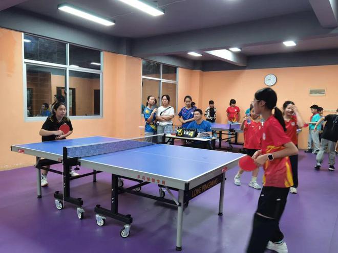 【头条】仑苍中心小学举办2024年春季“格雅建筑装饰杯”乒乓球赛(图1)