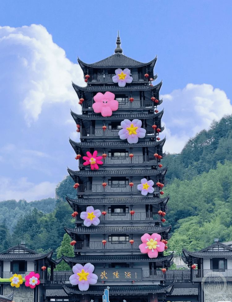 张家界标志性仿古建筑“开花”引热议景区：将及时反馈(图1)