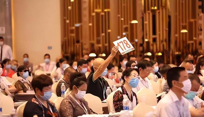 男子花63万买一套法拍房装修时竟在墙壁夹层发现6000万现金(图5)