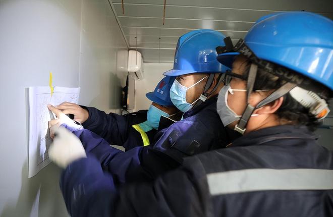 男子花63万买一套法拍房装修时竟在墙壁夹层发现6000万现金(图13)