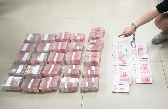 男子花63万买一套法拍房装修时竟在墙壁夹层发现6000万现金(图16)