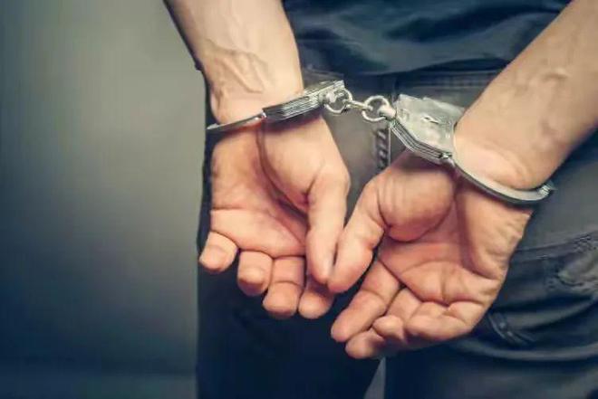 男子花63万买一套法拍房装修时竟在墙壁夹层发现6000万现金(图21)
