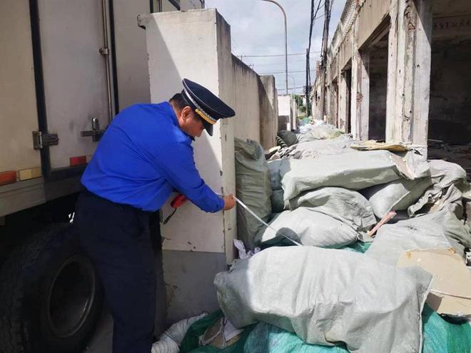 随意倾倒装修垃圾领“罚单”梅陇城管中队深入开展建筑垃圾、装修“偷拉乱倒”专项治理(图2)