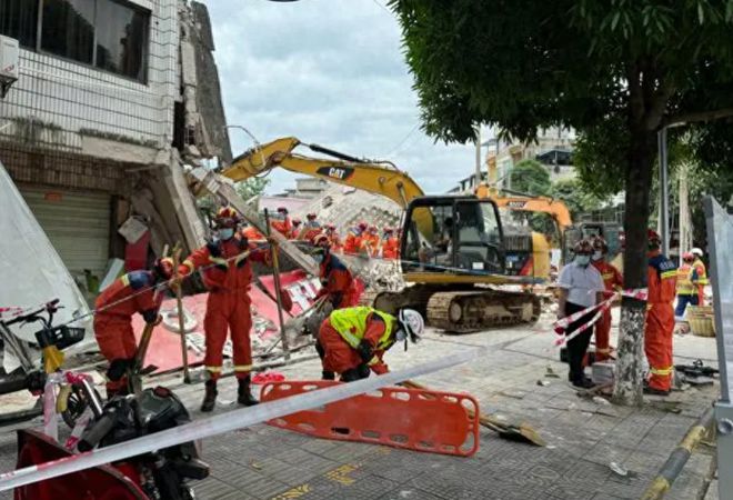 突发！广西龙州某小学旁商铺突然倒塌埋困多人目击者称商铺内有人员在装修商户：此前曾发现房顶裂缝漏水(图1)