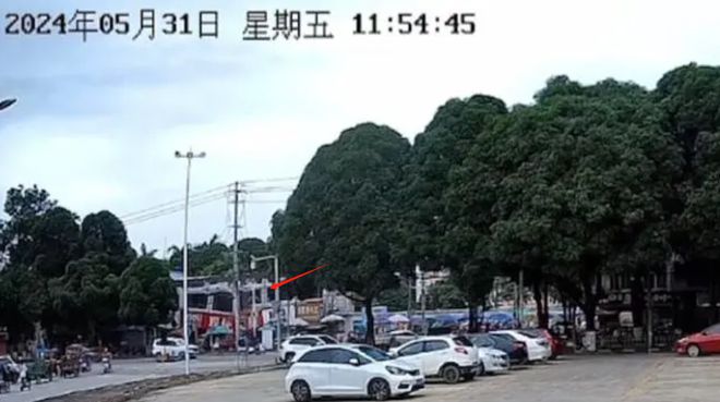 突发！广西龙州某小学旁商铺突然倒塌埋困多人目击者称商铺内有人员在装修商户：此前曾发现房顶裂缝漏水(图3)