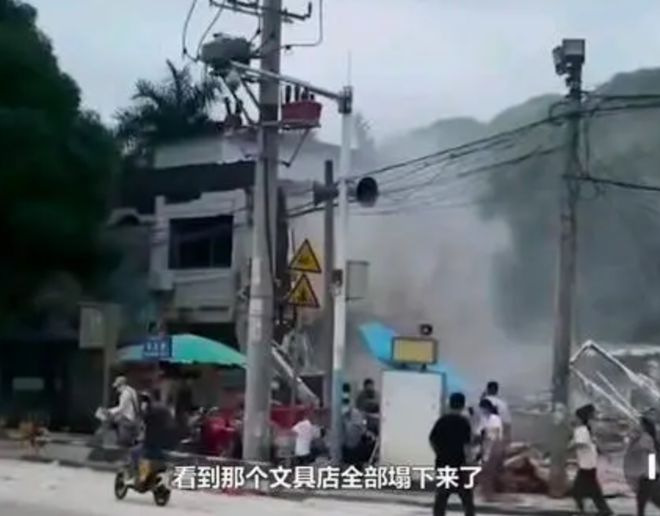 突发！广西龙州某小学旁商铺突然倒塌埋困多人目击者称商铺内有人员在装修商户：此前曾发现房顶裂缝漏水(图2)