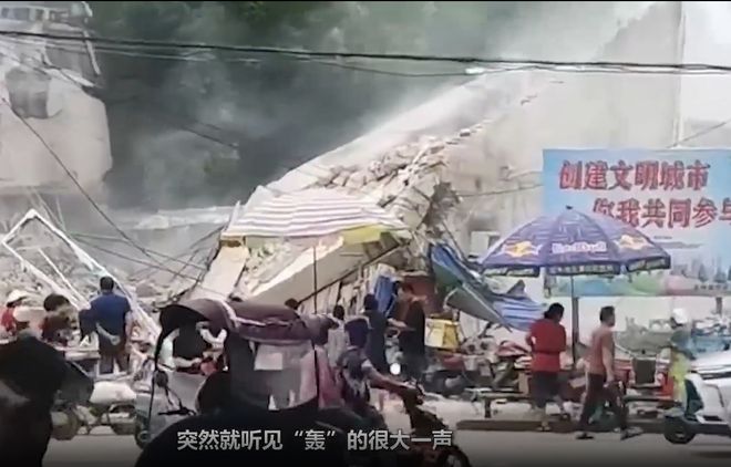 突发！广西龙州某小学旁商铺突然倒塌埋困多人目击者称商铺内有人员在装修商户：此前曾发现房顶裂缝漏水(图6)