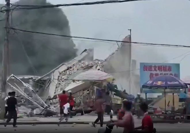 突发！广西龙州某小学旁商铺突然倒塌埋困多人目击者称商铺内有人员在装修商户：此前曾发现房顶裂缝漏水(图5)