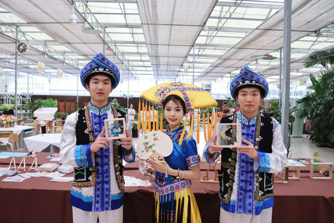 广西农职大团队助力推广民族压花新质生产力(图2)