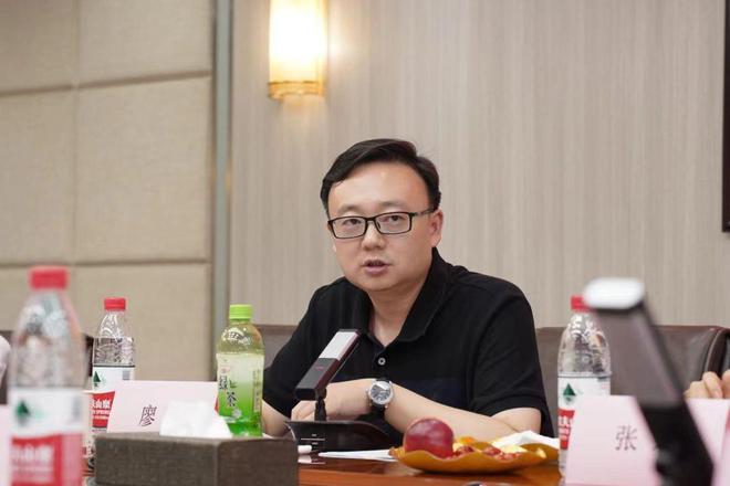 襄阳市青企协建筑装饰委员会参加2024湖北室内装饰行业工作会议(图1)