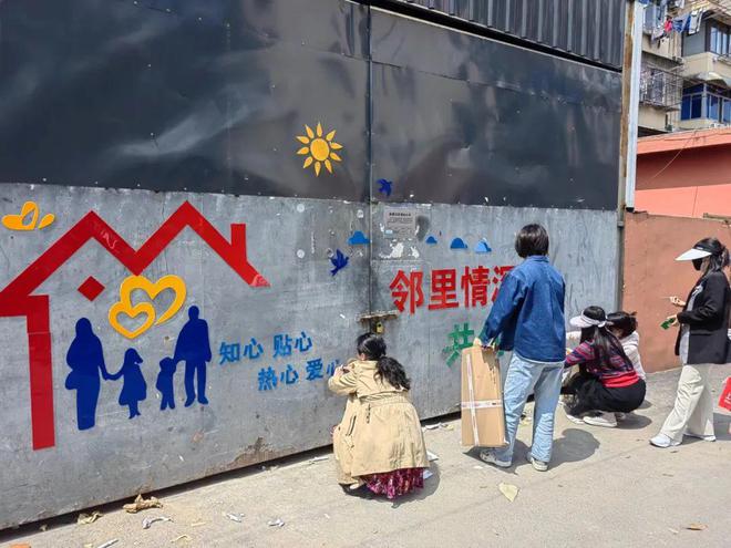 居民共建共治共享建筑垃圾厢房焕新颜(图1)