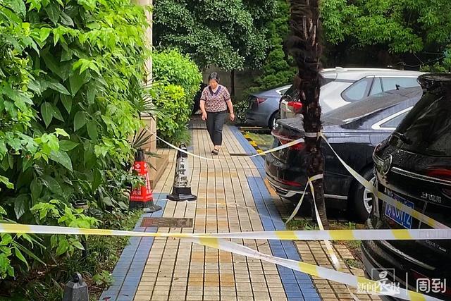 新闻CT从天而降的水泥块砸坏轿车徐汇同汇苑外墙装饰条维修方案为何难产？(图4)