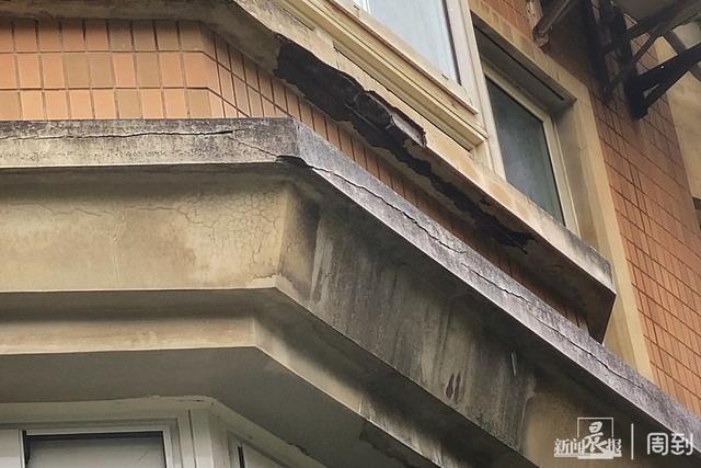 新闻CT从天而降的水泥块砸坏轿车徐汇同汇苑外墙装饰条维修方案为何难产？(图2)