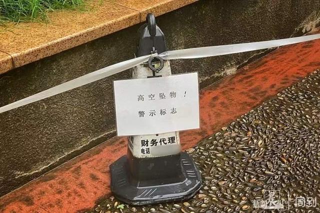 新闻CT从天而降的水泥块砸坏轿车徐汇同汇苑外墙装饰条维修方案为何难产？(图3)