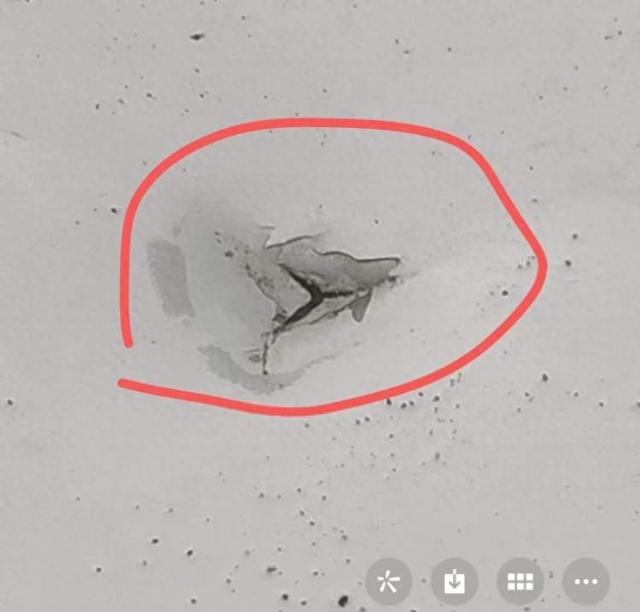 新闻CT从天而降的水泥块砸坏轿车徐汇同汇苑外墙装饰条维修方案为何难产？(图1)