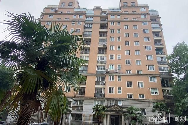 新闻CT从天而降的水泥块砸坏轿车徐汇同汇苑外墙装饰条维修方案为何难产？(图5)