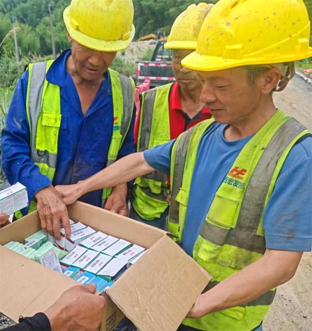 防暑有“凉”策！崇义建筑工地战高温保生产(图1)