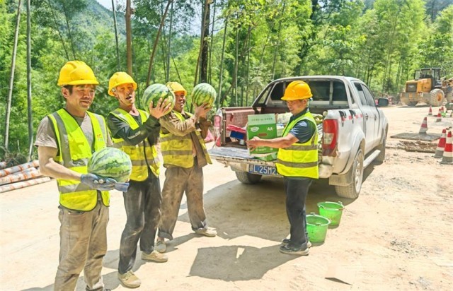 防暑有“凉”策！崇义建筑工地战高温保生产(图2)