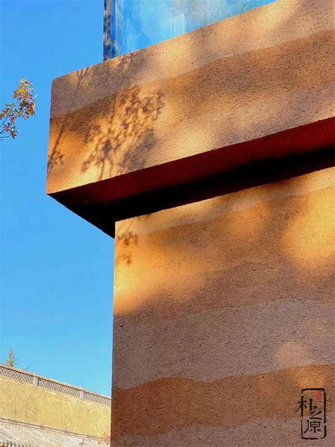 现代建筑夯土墙肌理装饰：人文的纽带情感的寄托(图1)