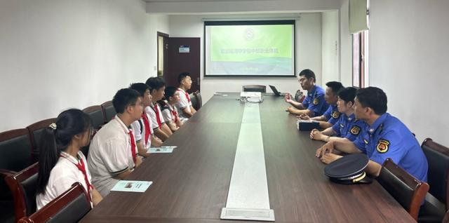 “红领巾”化身“城管蓝”沉浸式体验城市管理(图1)