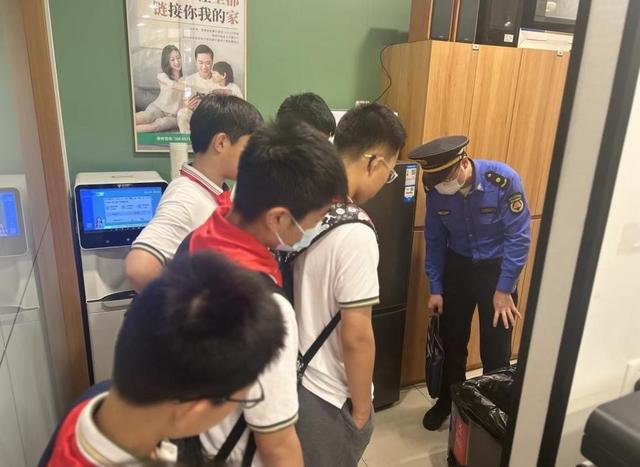 “红领巾”化身“城管蓝”沉浸式体验城市管理(图3)