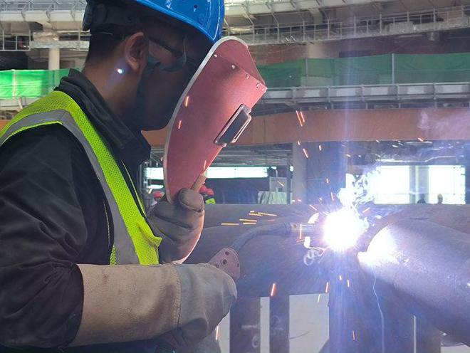 高温下的坚守｜1500余名建设者坚守T3B航站楼施工一线(图1)