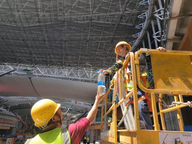 高温下的坚守｜1500余名建设者坚守T3B航站楼施工一线(图2)