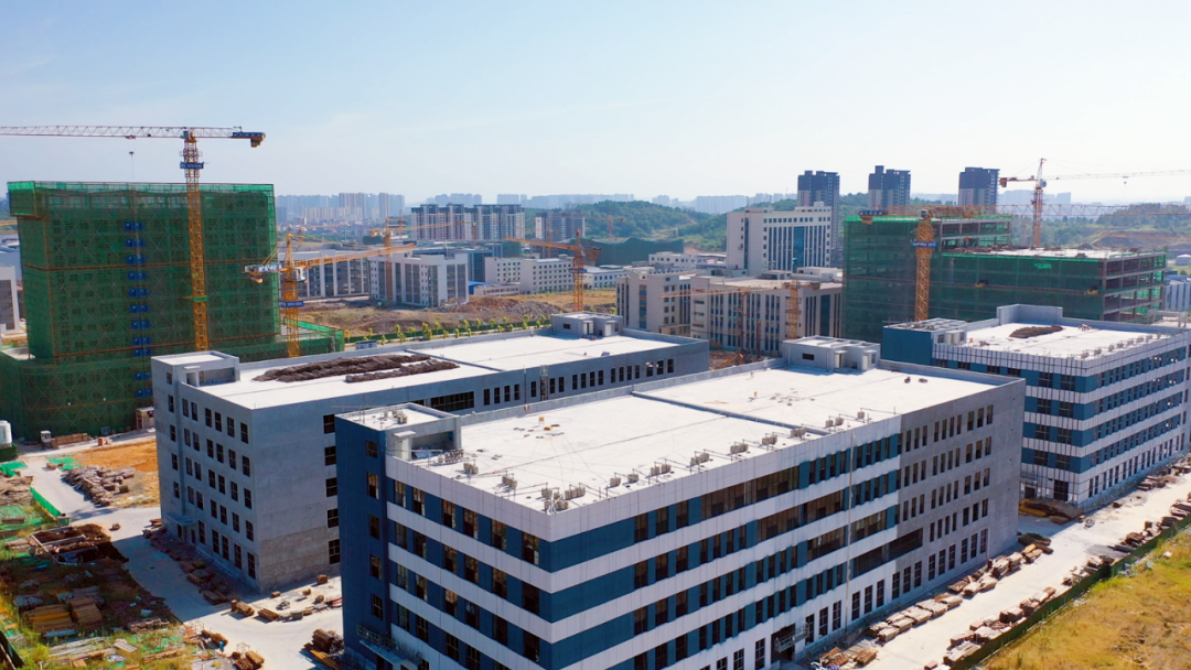 永州经开区：战高温斗酷暑多措并举保施工(图1)