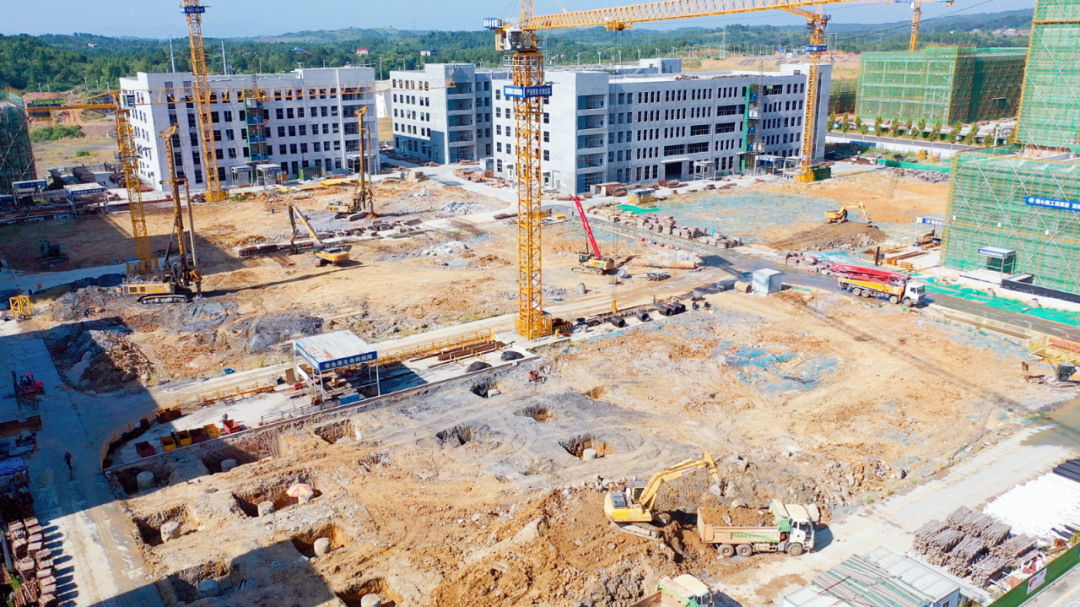 永州经开区：战高温斗酷暑多措并举保施工(图2)