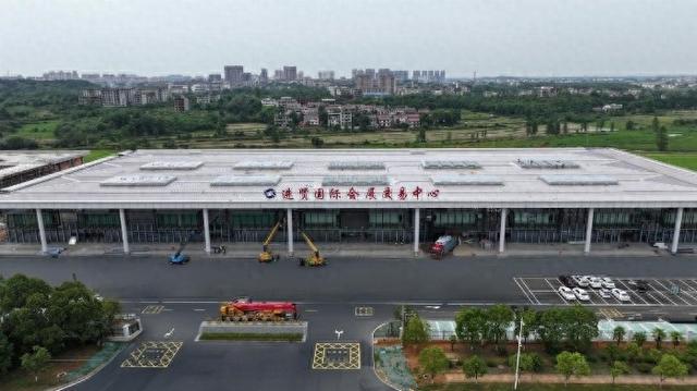 南昌进贤项目科技展示区会展中心主体幕墙装修完成(图1)