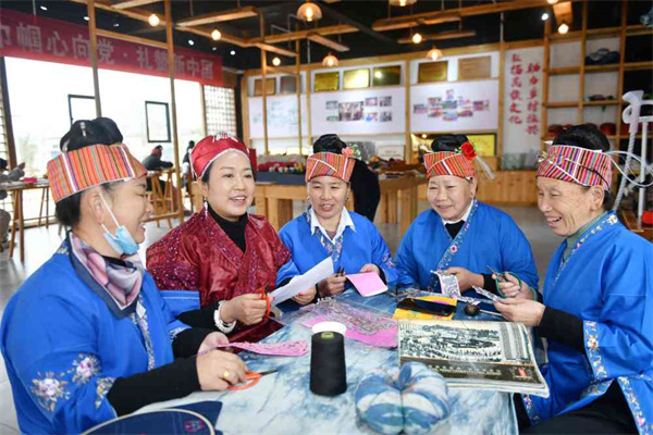 贵州施秉苗绣:科技加持“绣”出发展新画卷(图3)