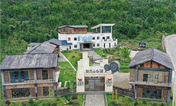 贵州施秉苗绣:科技加持“绣”出发展新画卷(图1)