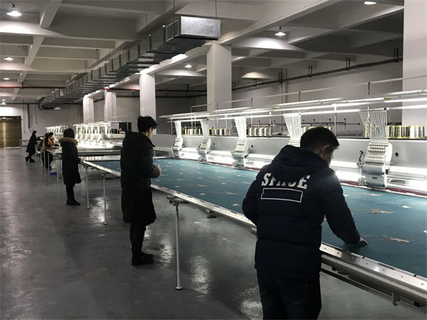 贵州施秉苗绣:科技加持“绣”出发展新画卷(图2)