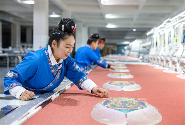 贵州施秉苗绣:科技加持“绣”出发展新画卷(图4)