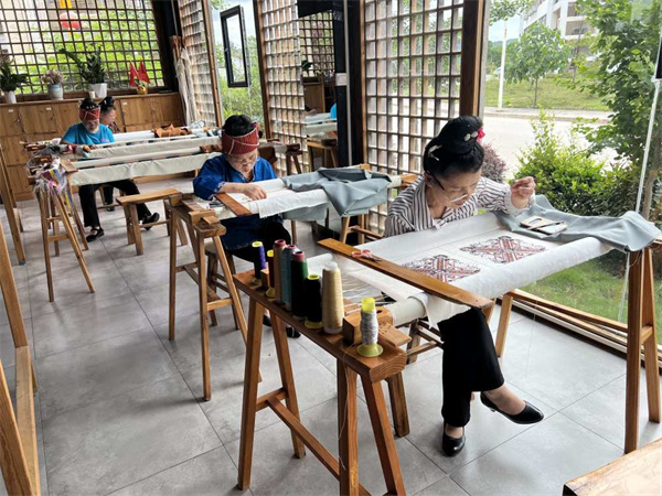 贵州施秉苗绣:科技加持“绣”出发展新画卷(图6)