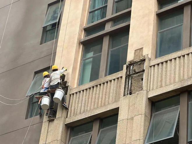 外卖员被小区外墙装饰砖砸中身亡！业主称死者系19岁兼职大学生多方回应(图2)