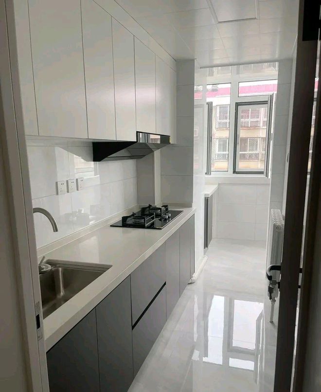 精心设计的厨房橱柜结构及细节处理一览无余(图1)