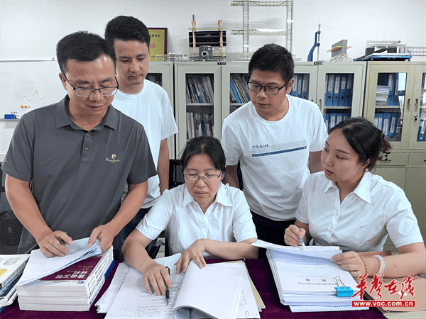 让教育之光代代相传——记湖南高铁职院教书育人楷模蒋荣(图2)