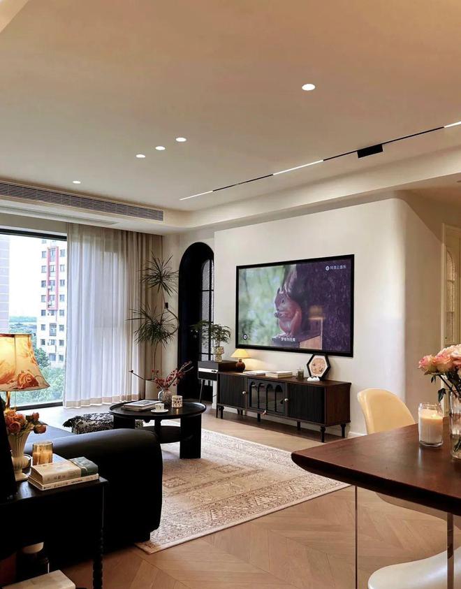 这位女设计师的家火了每一寸都散发着法式复古的浪漫气息(图1)