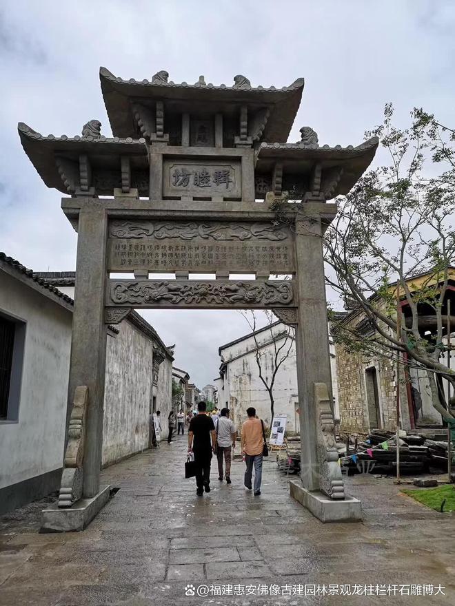 石雕牌坊在庭院中的装饰效果(图2)