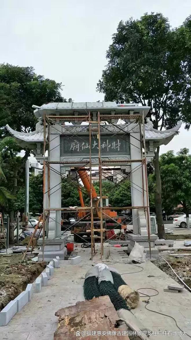石雕牌坊在庭院中的装饰效果(图3)