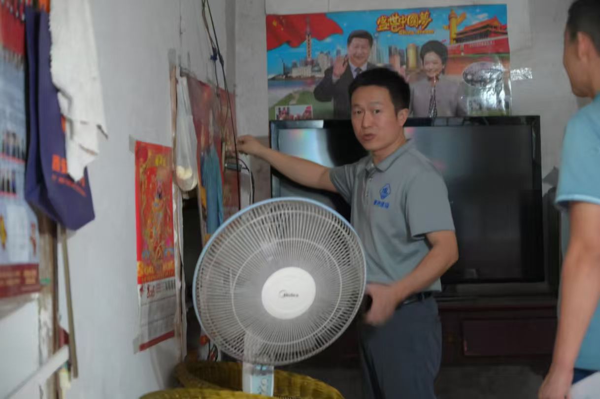 陕西杨陵开展“暖阳行动”公益水电改造温暖困难老人家庭(图1)