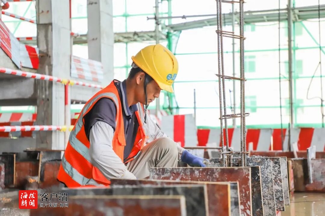 主体结构全面封顶!海口江东新区这所高校实训楼项目进入装修施工新阶段(图1)