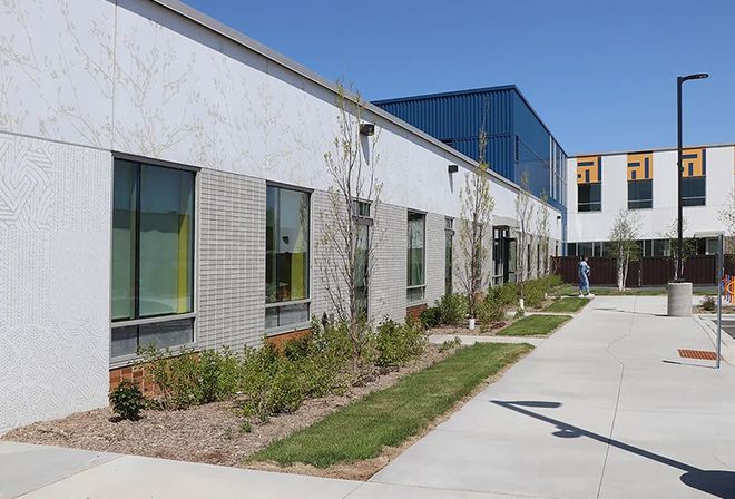 混凝土上的生命画卷:探寻“砼画”装饰的建筑新美学(图1)