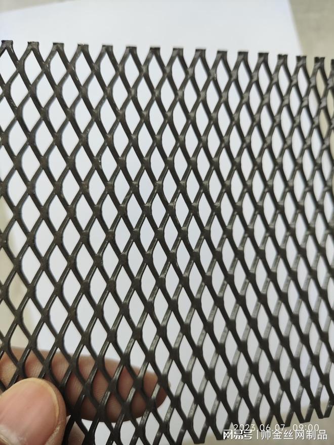 铝板网网面层：机房吸音降噪建筑幕墙装饰的轻盈铠甲(图1)